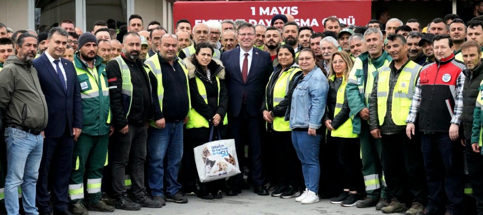 Sarıyer Belediye Başkanı Mustafa Oktay Aksu, 1 Mayıs bayramında belediye çalışanlarıyla buluştu 