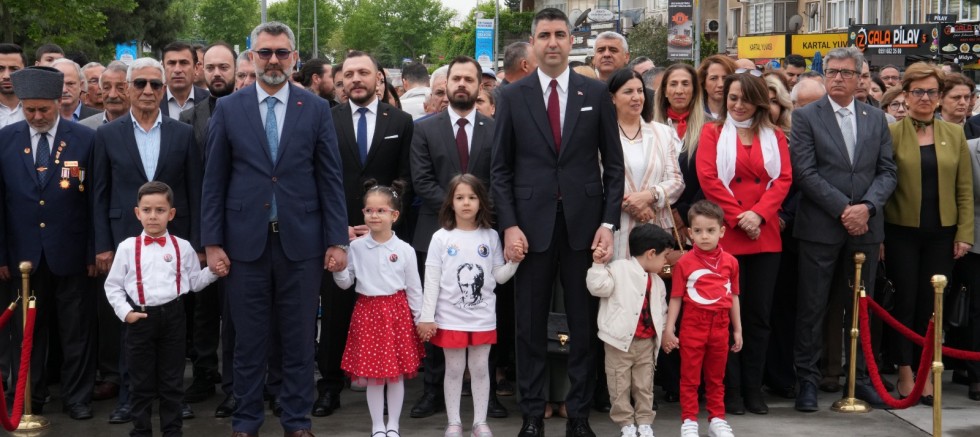 Başkan Gökhan Yüksel Atatürk Anıtı’na Çelenk Sundu