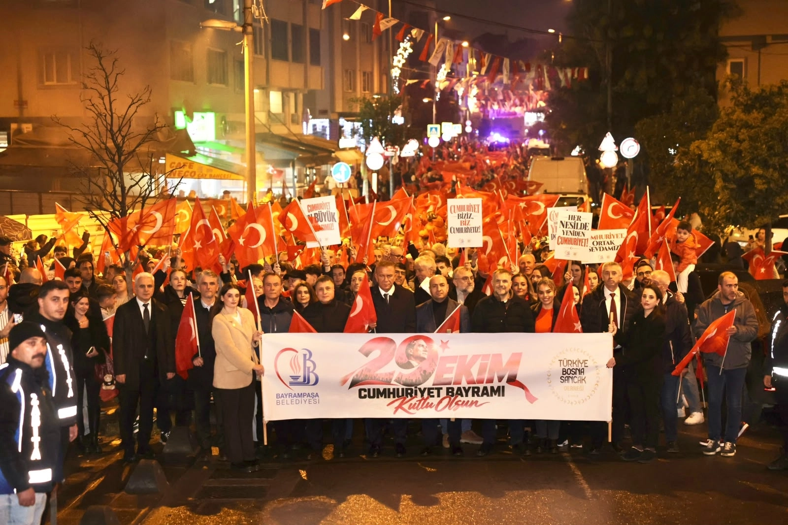 Bayrampaşa’da Cumhuriyet Bayramı coşkusu sokaklara taştı! Ekin Uzunlar rüzgârı esti