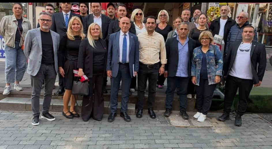 CHP Beşiktaş’tan Eğitim Seferberliği: “Çözüm Bizde!” Broşürleri Velilerle Buluştu