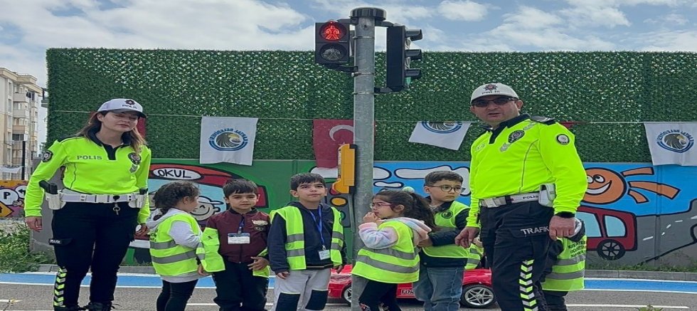 Çocuklar Trafik Kurallarını ve İlk Yardımı, Trafik Eğitim Parkı’nda Eğlenerek Öğrendi