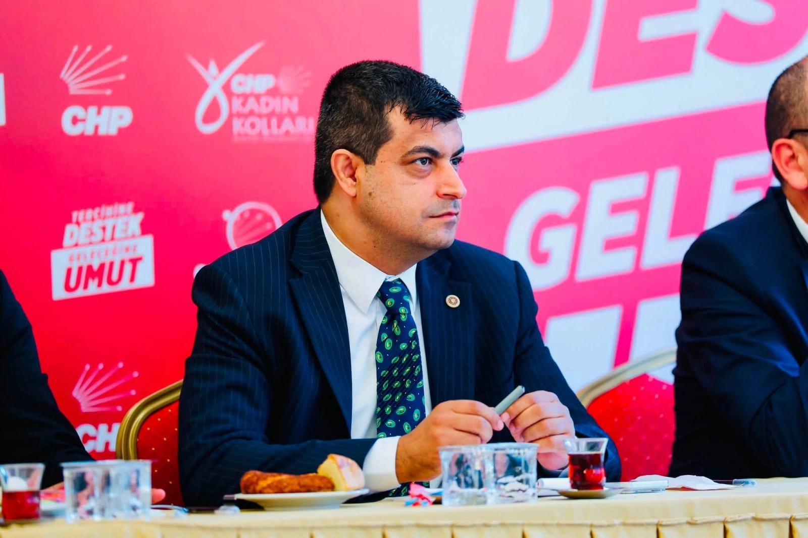 Deniz Demir’den Özgür Özel’e Özgür Özel’e Sert Eleştiri: “İzmir Halkından Özür Dile”