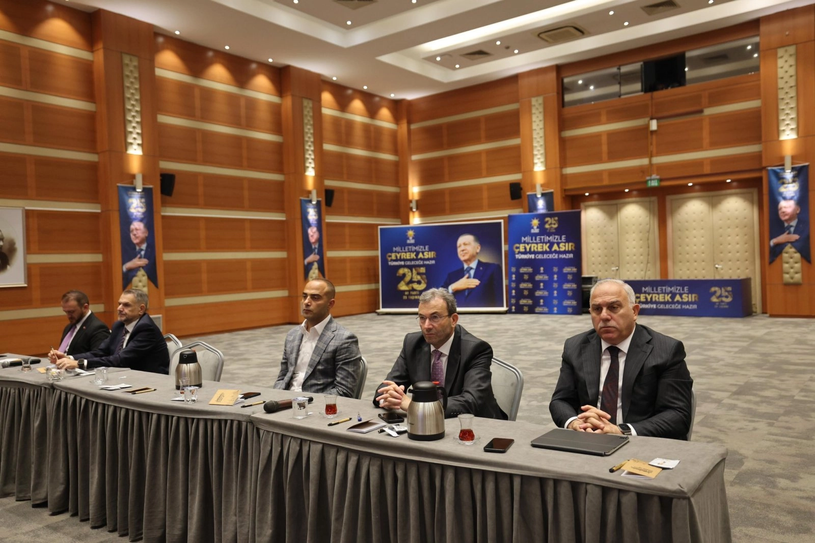 Eray Karadeniz’in Katıldığı AK Parti İstanbul Zirvesinde Gündem Yerel Yönetimler ve Yeni Hedefler Oldu