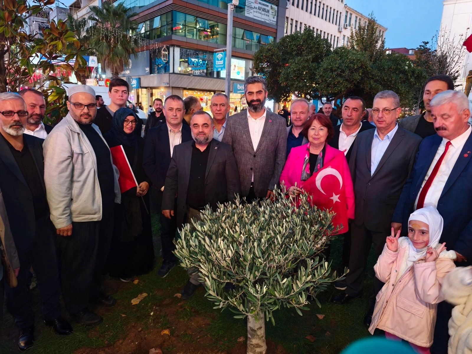 Gaziosmanpaşa’da Gazze ve Doğu Türkistan İçin Kıyama Kalktılar: Barışın Simgesi Zeytin Ağacı Toprakla Buluştu