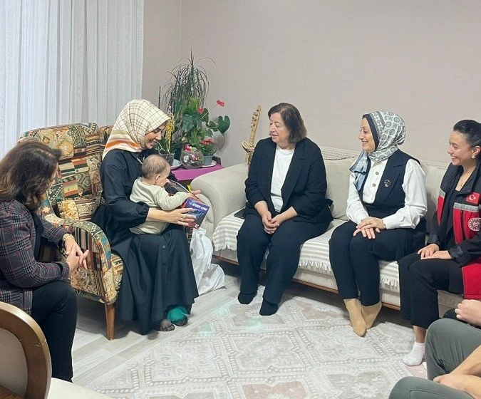 Sultangazi’de Ev Ziyaretleri: Tuba Dursun ve Hatice Kaşıkçı Vatandaşlarla Buluştu
