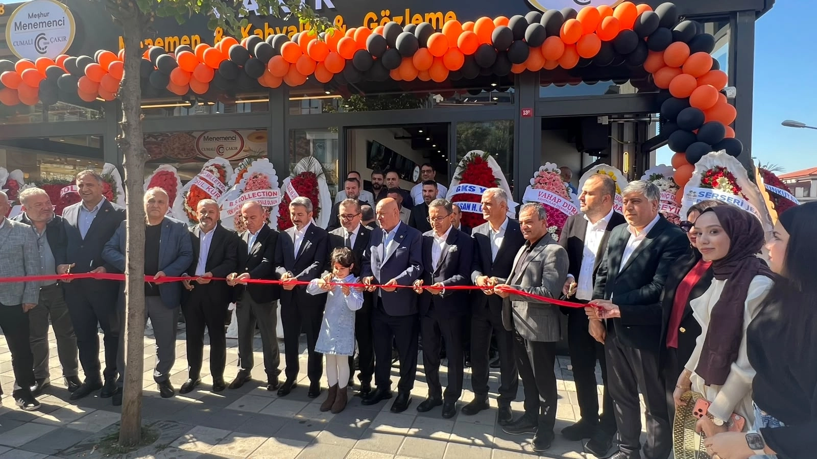 Menemenci Cumali Çakır’dan Binlerce davetlinin katıldığı açılış töreni, yoğun ilgi ve büyük bir coşkuyla gerçekleşti.