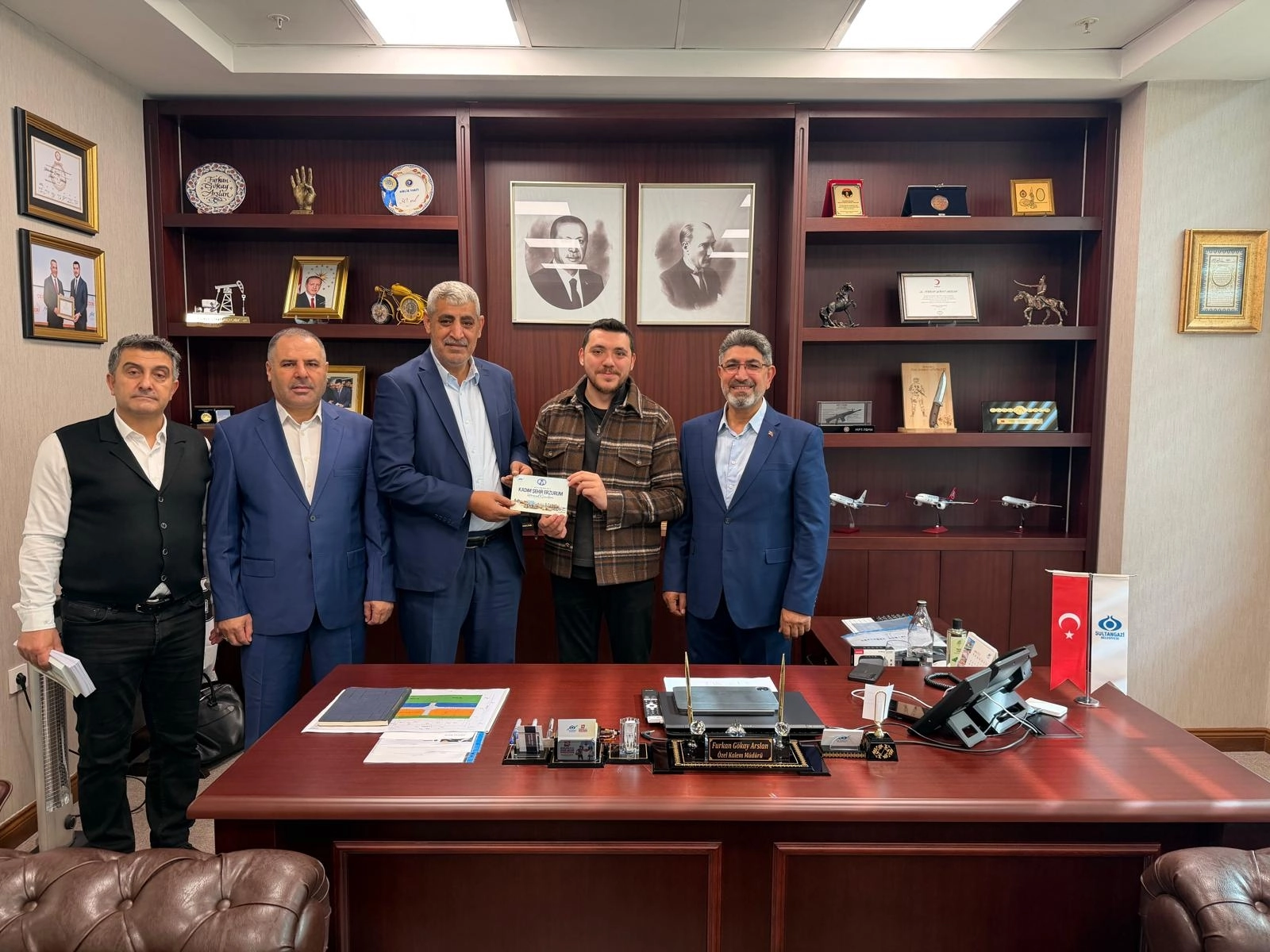  Nurettin Narin, Sultangazi Belediyesi Özel Kalem Müdürü Furkan Gökay Arslan’ı ziyaret ederek  Erzurum Yöresel Günleri’nin davetiyesini takdim etti.