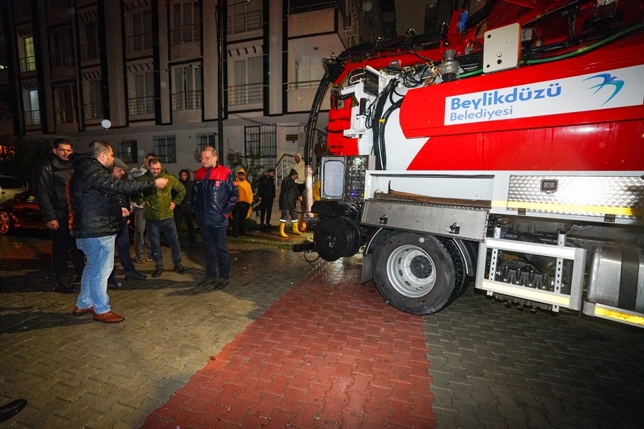 SAĞANAK YAĞIŞ MESAİSİ BEYLİKDÜZÜ’NDE GECE BOYUNCA SÜRDÜ