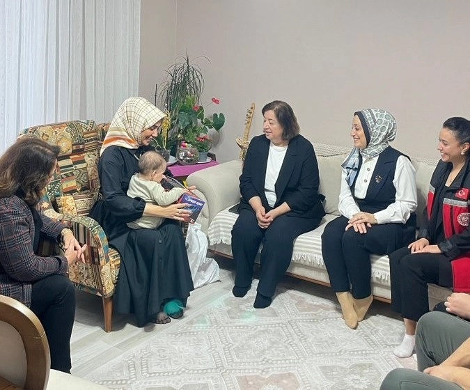 Sultangazi’de Ev Ziyaretleri: Tuba Dursun ve Hatice Kaşıkçı Vatandaşlarla Buluştu
