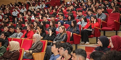 Bayrampaşa Belediyesi’nden lise son sınıf öğrencilerine YKS semineri