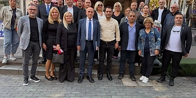 CHP Beşiktaş’tan Eğitim Seferberliği: “Çözüm Bizde!” Broşürleri Velilerle Buluştu